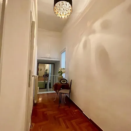 Parisa House Apartman *